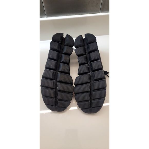 On Running Black Athletic Shoes - Picture 5 of 7